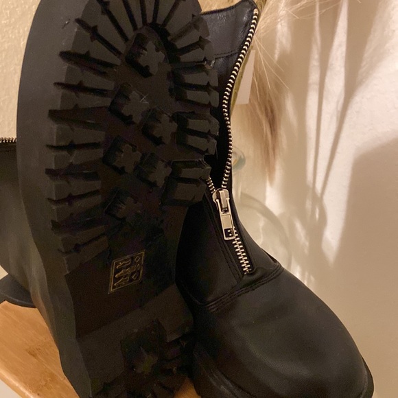 Nasty Gal blk platform boot w/ zipper. Size 6. Fits closer to size 6.5. Worn 1x - Picture 4 of 4